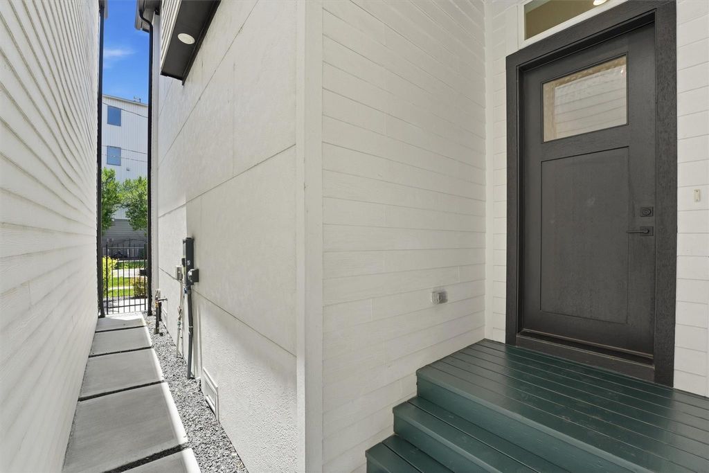 Image 5 of property listing at 5004 Darling Street, Houston, TX 77007