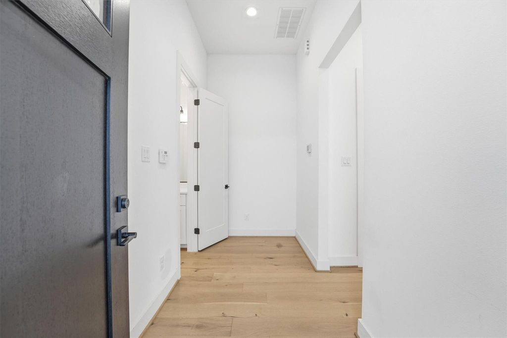 Image 6 of property listing at 5004 Darling Street, Houston, TX 77007