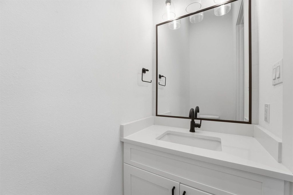 Image 7 of property listing at 5004 Darling Street, Houston, TX 77007