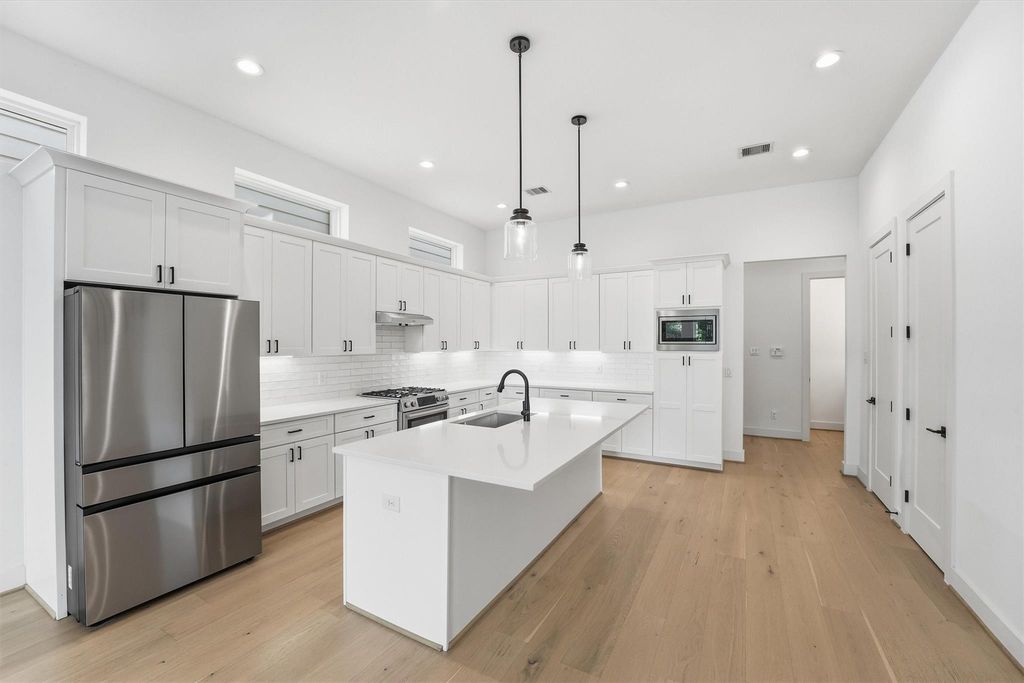 Image 9 of property listing at 5004 Darling Street, Houston, TX 77007