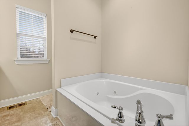 6630 Sunnywood Dr, Nashville, TN 37211