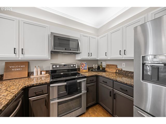 614 S NEVADA St B, Portland, OR 97219