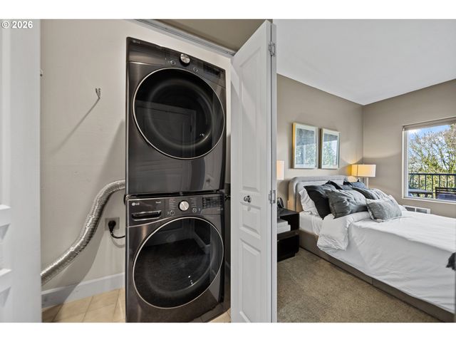 614 S NEVADA St B, Portland, OR 97219