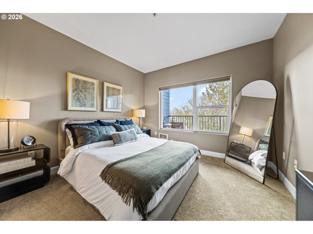 614 S NEVADA St B, Portland, OR 97219