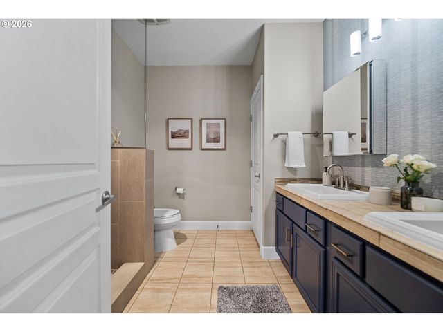 614 S NEVADA St B, Portland, OR 97219