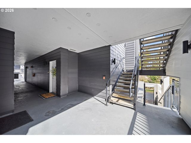 614 S NEVADA St B, Portland, OR 97219