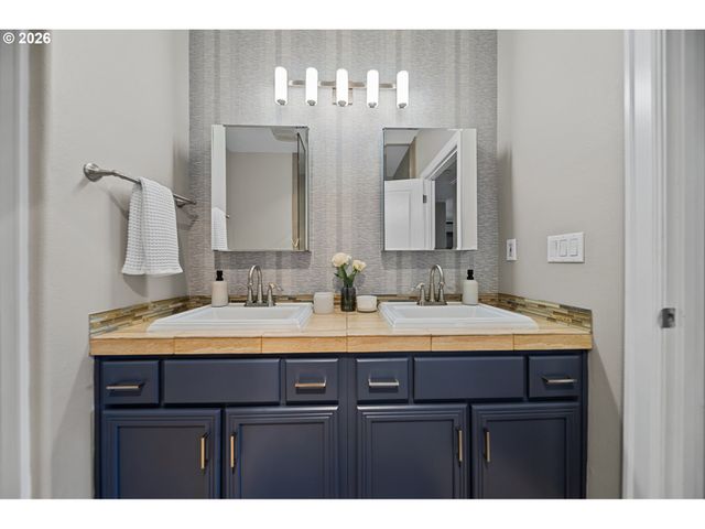 614 S NEVADA St B, Portland, OR 97219