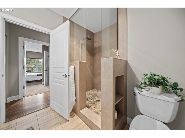 614 S NEVADA St B, Portland, OR 97219