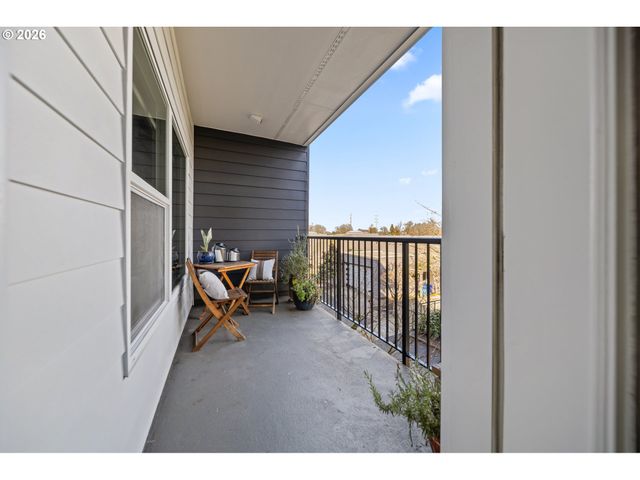 614 S NEVADA St B, Portland, OR 97219