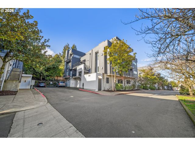 614 S NEVADA St B, Portland, OR 97219