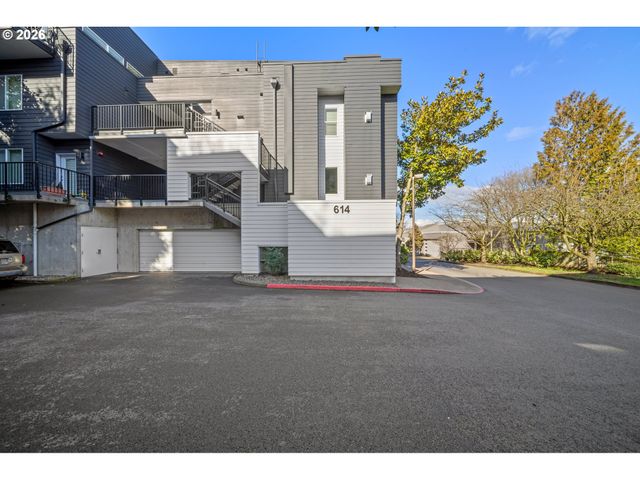 614 S NEVADA St B, Portland, OR 97219