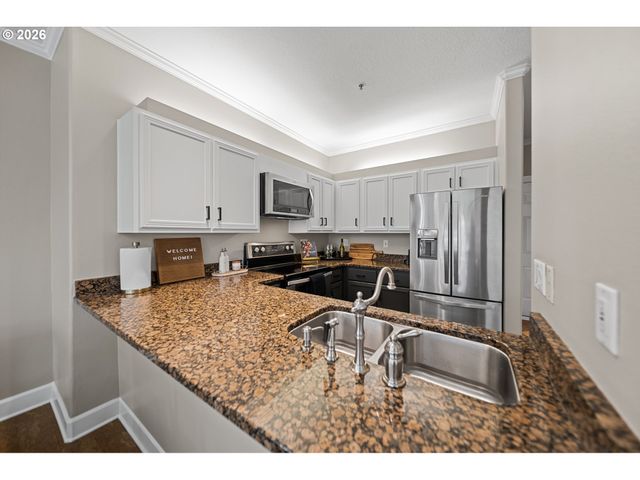 614 S NEVADA St B, Portland, OR 97219