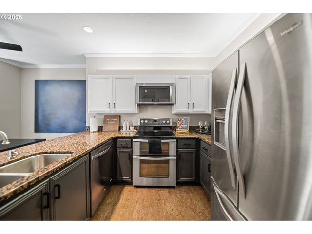 614 S NEVADA St B, Portland, OR 97219