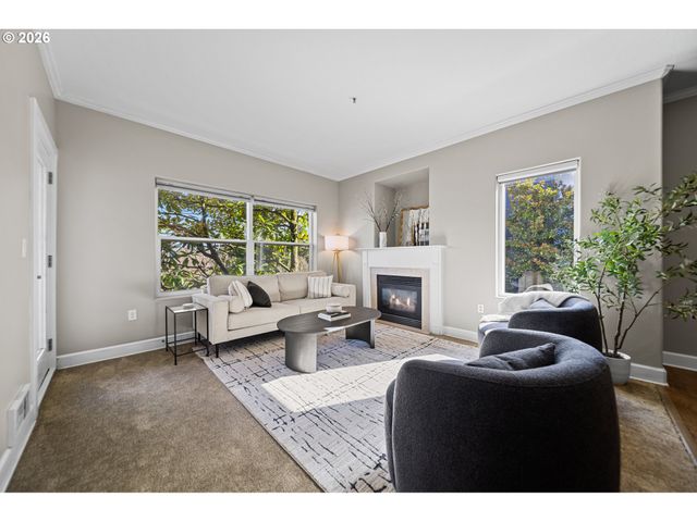 614 S NEVADA St B, Portland, OR 97219