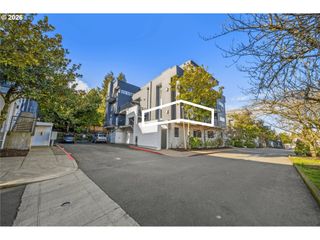 614 S NEVADA St B, Portland, OR 97219