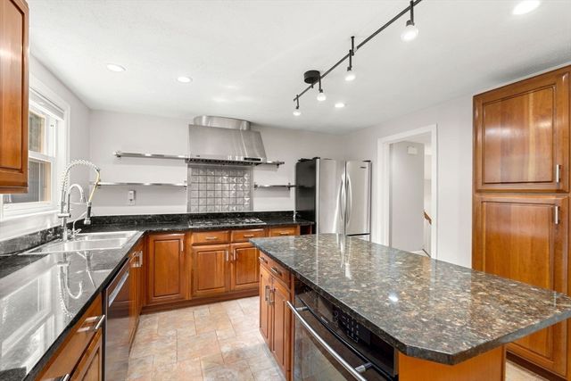 15 Crestwood Drive, Framingham, MA 01701