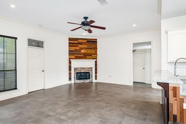 12467 Dutchtown Villa Dr, Geismar, LA 70734