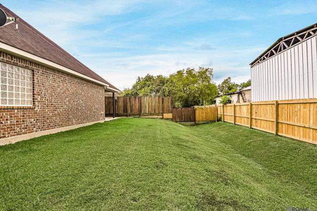 12467 Dutchtown Villa Dr, Geismar, LA 70734