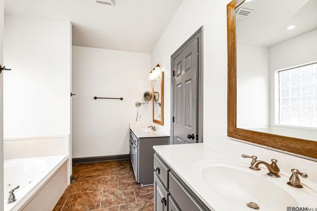 12467 Dutchtown Villa Dr, Geismar, LA 70734