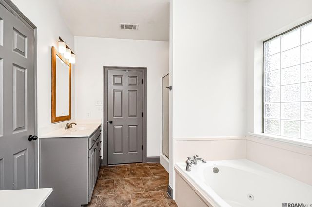 12467 Dutchtown Villa Dr, Geismar, LA 70734