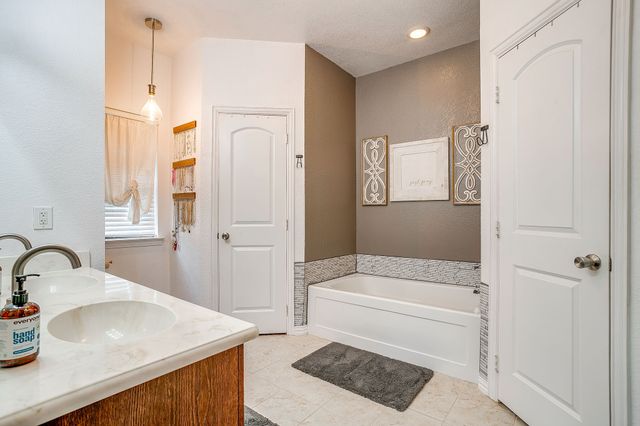 707 Brandt Street, Grandview, TX 76050