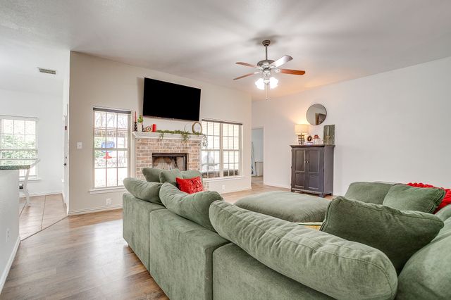 707 Brandt Street, Grandview, TX 76050