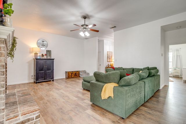 707 Brandt Street, Grandview, TX 76050