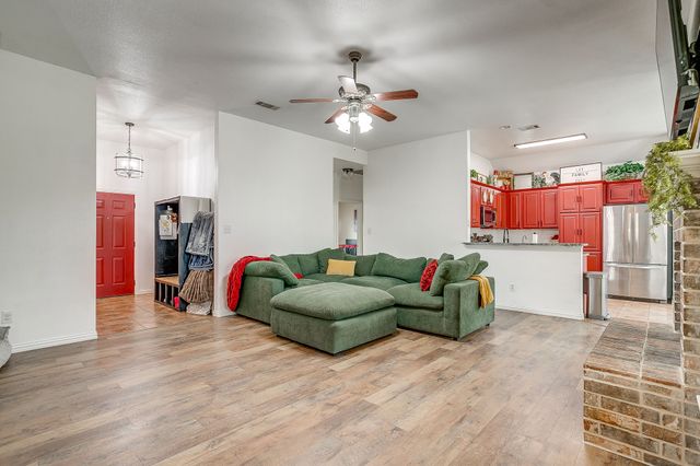 707 Brandt Street, Grandview, TX 76050