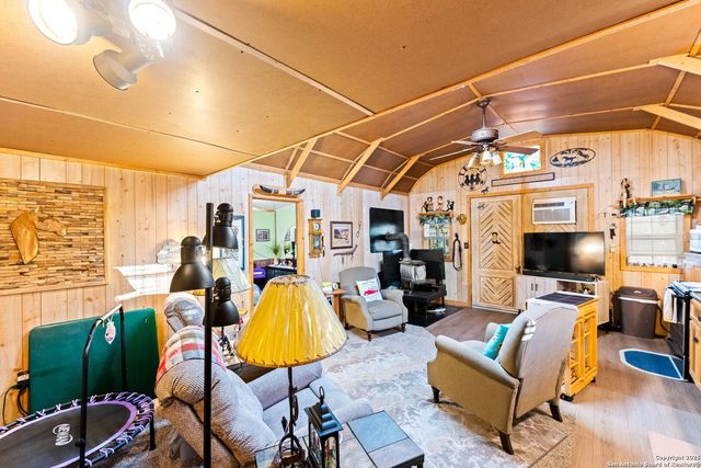 256 county road 5716, Natalia, TX 78059