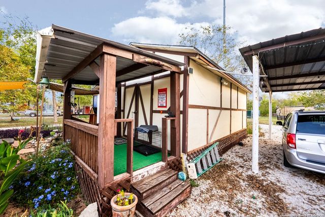 256 county road 5716, Natalia, TX 78059