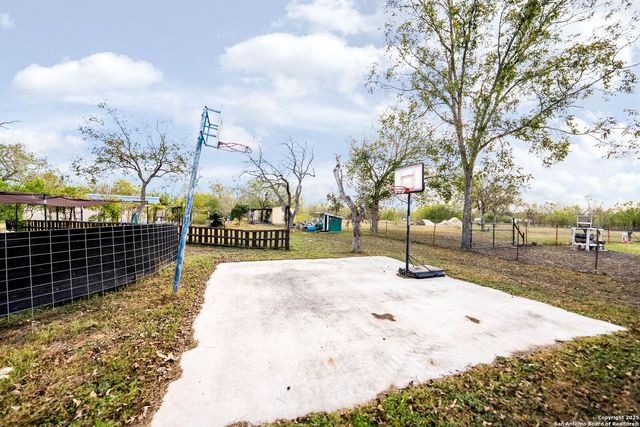 256 county road 5716, Natalia, TX 78059