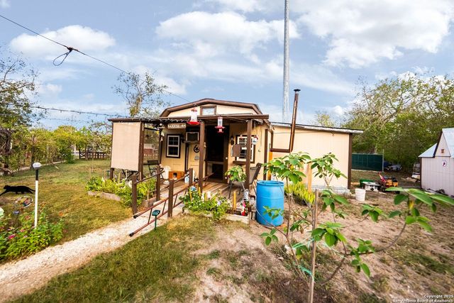 256 county road 5716, Natalia, TX 78059