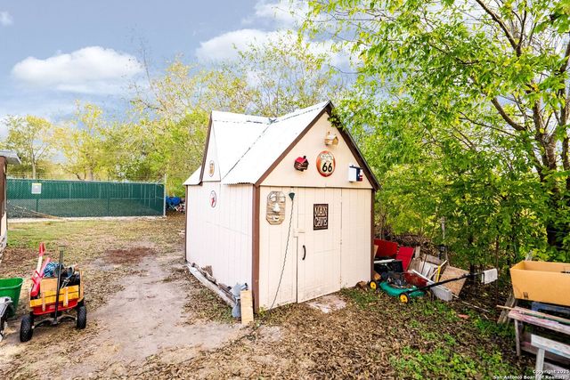 256 county road 5716, Natalia, TX 78059