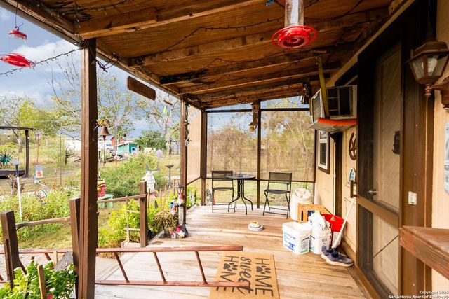 256 county road 5716, Natalia, TX 78059