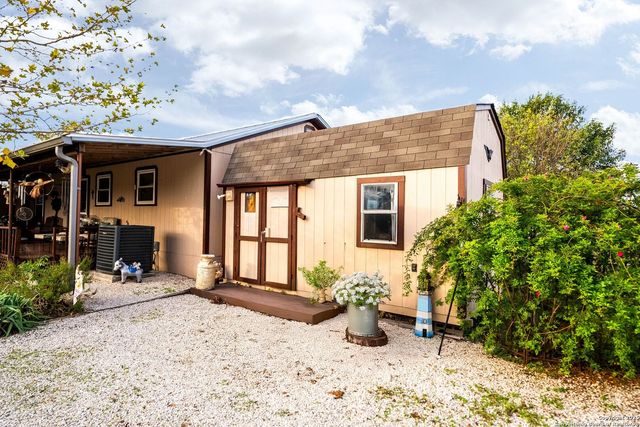 256 county road 5716, Natalia, TX 78059