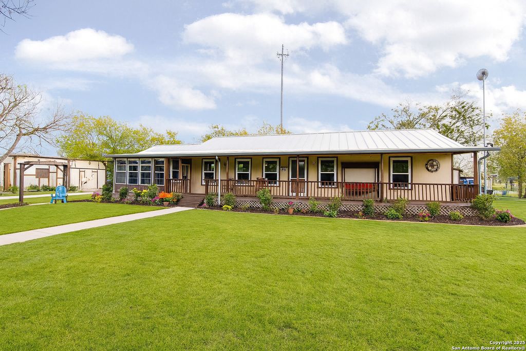 256 county road 5716, Natalia, TX 78059