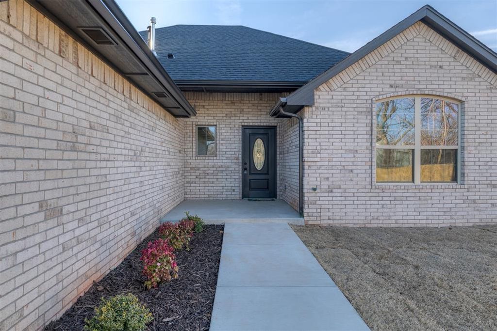 Image 3 of property listing at 1426 Monticello Court, Oklahoma City, OK 73111