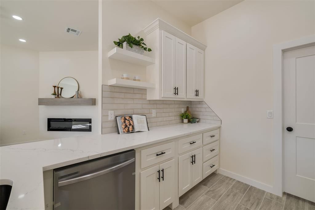 Image 10 of property listing at 1426 Monticello Court, Oklahoma City, OK 73111