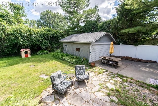 140 E Lawrence Avenue, Royal Oak, MI 48073