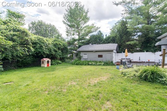140 E Lawrence Avenue, Royal Oak, MI 48073