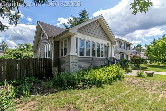 140 E Lawrence Avenue, Royal Oak, MI 48073