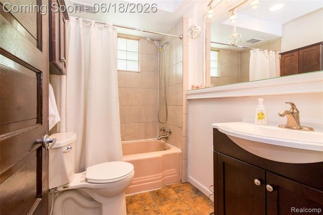 140 E Lawrence Avenue, Royal Oak, MI 48073