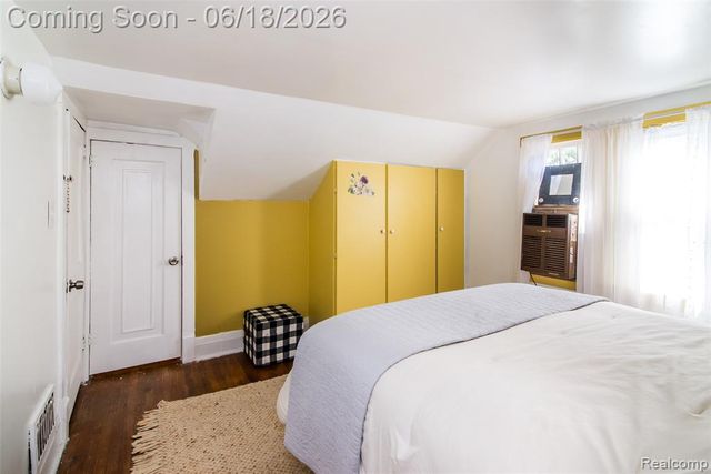 140 E Lawrence Avenue, Royal Oak, MI 48073