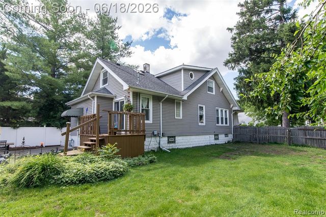 140 E Lawrence Avenue, Royal Oak, MI 48073