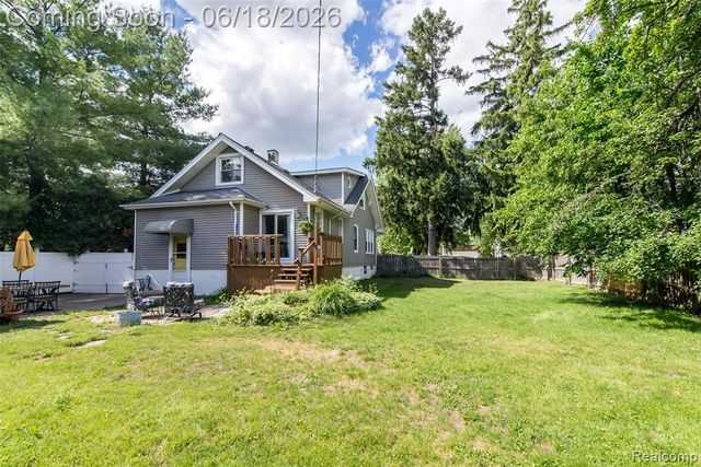 140 E Lawrence Avenue, Royal Oak, MI 48073