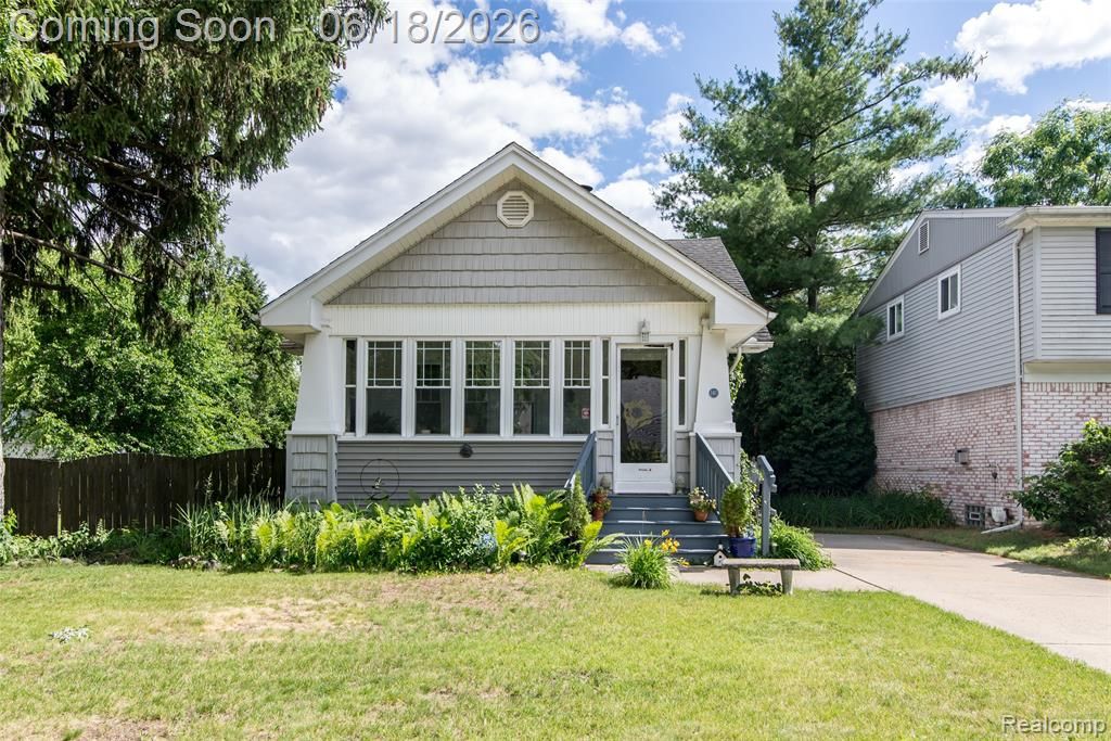 140 E Lawrence Avenue, Royal Oak, MI 48073
