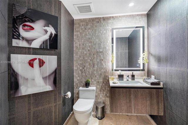 88 SW 7th St 3801, Miami, FL 33130