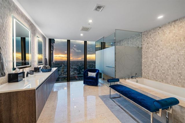 88 SW 7th St 3801, Miami, FL 33130