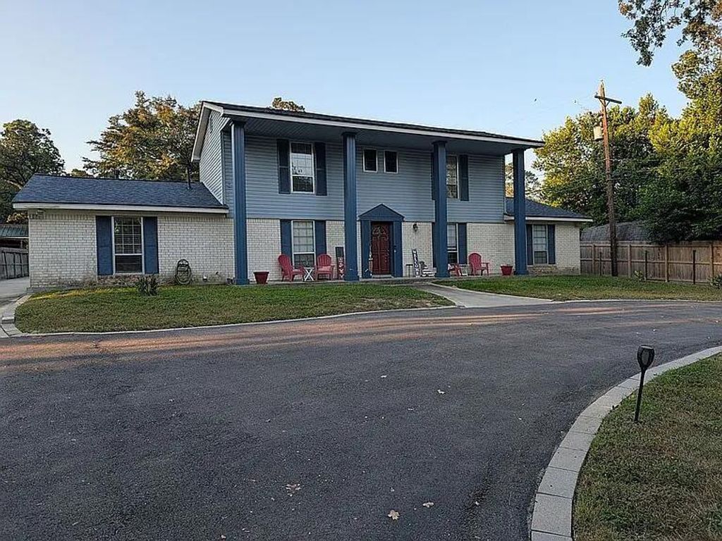 410 Brook Hollow Drive, Conroe, TX 77385