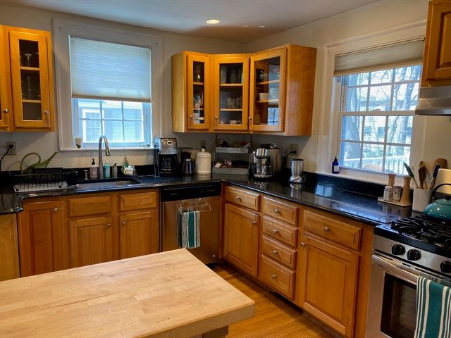 22 Cleveland Rd, Wellesley, MA 02481